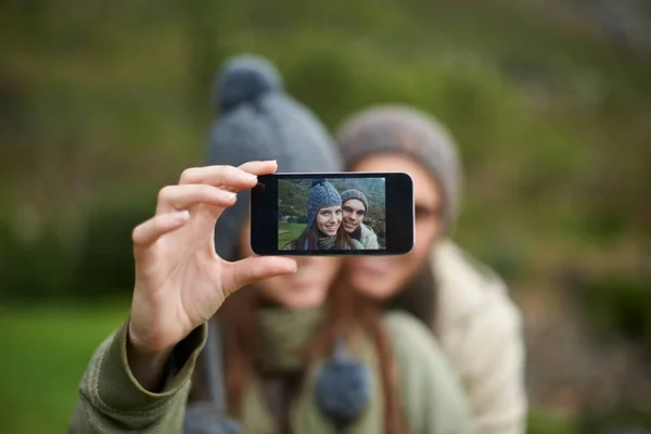 Couple Selfie Photo While Hiking Nature Smartphone Capture Moment Outdoors — Stock Photo, Image