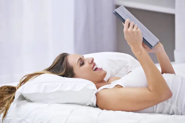 Mujer Emocionada Dormitorio Tableta Para Transmisión Línea Leer Noticias Ver —  Fotos de Stock