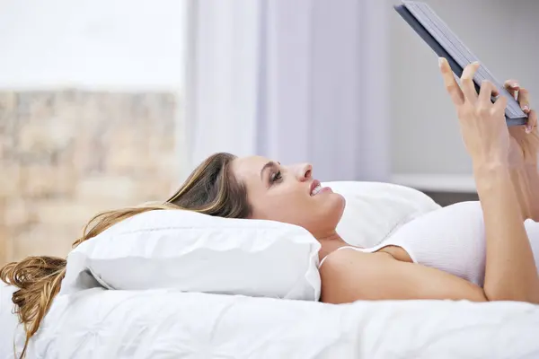 Mujer Relajarse Cama Tableta Para Transmisión Línea Película Ver Sitio —  Fotos de Stock