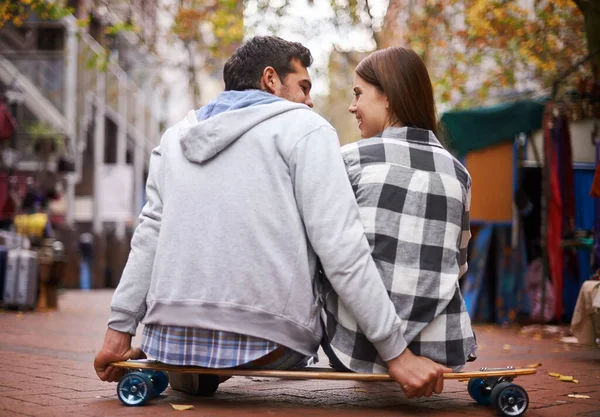 カップル スケートボードで旅行し 街で屋外 幸せでパートナーとの会話 一緒に学び ケープタウン ストリートで彼氏とガールフレンドとの楽しいと趣味 愛や日付 — ストック写真