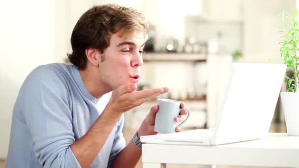 Połączenie Wideo Laptop Człowiek Cios Pocałunek Spotkaniu Online Komunikacji Flirt — Wideo stockowe