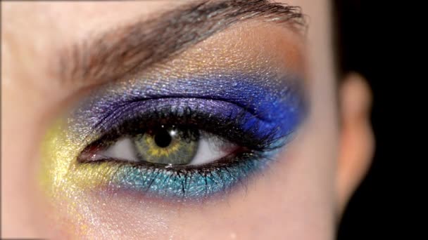 Pessoa Maquiagem Para Olhos Cosméticos Close Para Tendência Festa Grooming — Vídeo de Stock