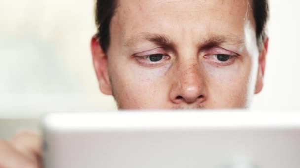 Tablet Augen Und Gesicht Des Geschäftsmannes Der Online Nachrichten Mail — Stockvideo
