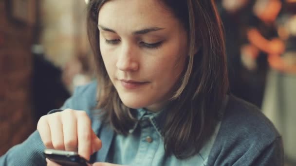 Kahve Dükkanındaki Kadınla Yüz Telefon Sosyal Medya Iletişimi Sağlamak Için — Stok video