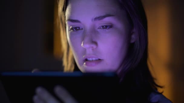 Mujer Tableta Lectura Por Noche Para Transmisión Línea Redes Sociales — Vídeos de Stock