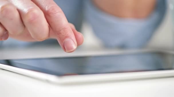 Eller Yakın Çekim Sosyal Medya Uygulaması Için Tableti Olan Kişi — Stok video