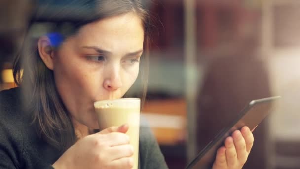 Розслабтеся Кава Жінка Планшетом Вікні Кафе Прокрутіть Перегляньте Соціальні Медіа — стокове відео