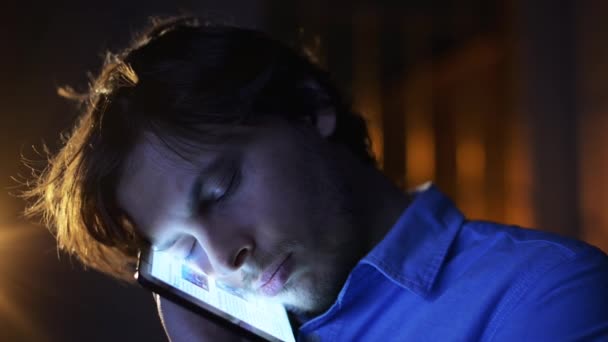 石板和睡眠在夜间倦怠 疲劳或劳累或劳累过度或精神健康在家里 深夜睡觉时 年轻男性因技术原因而困倦或懒惰的脸 — 图库视频影像