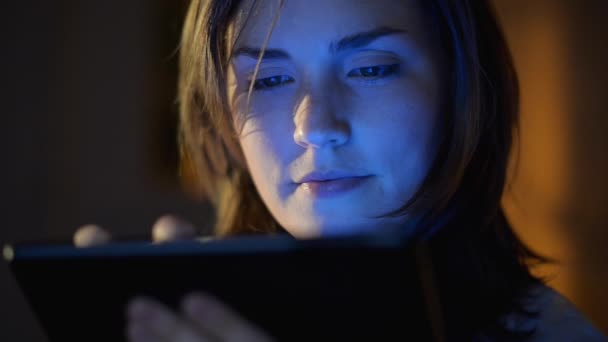 Mulher Feliz Tablet Leitura Noite Para Streaming Online Mídia Social — Vídeo de Stock