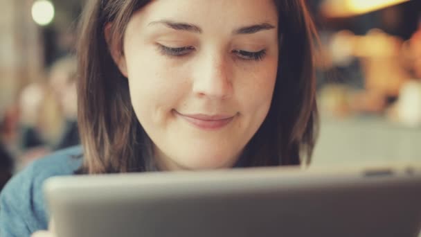 Kadın Tablet Parşömen Çevrimiçi Internet Için Teknoloji Web Sitesi Konsantrasyonlu — Stok video