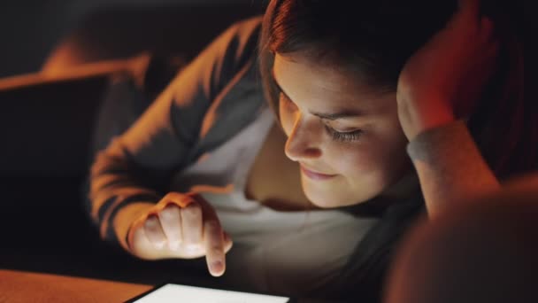 Mujer Tableta Lectura Por Noche Para Redes Sociales Investigación Streaming — Vídeos de Stock