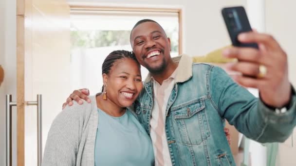 Selfie Χαμόγελο Και Μαύρο Ζευγάρι Νέο Σπίτι Αγκαλιά Αγάπη Και — Αρχείο Βίντεο