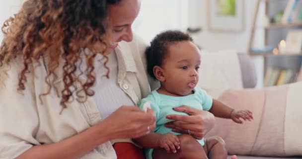 Szczęśliwa Matka Dziecko Czyszczenia Twarzy Kanapie Paszy Dla Higieny Dezynfekcji — Wideo stockowe