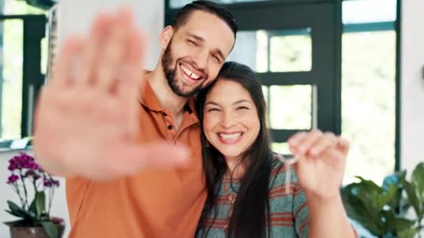 Selfie Cara Pareja Feliz Con Llaves Casa Bienes Raíces Inversión — Vídeo de stock