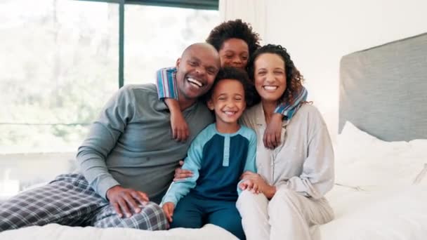 Manhã Rosto Família Negra Com Crianças Felizes Para Abraçar Casa — Vídeo de Stock