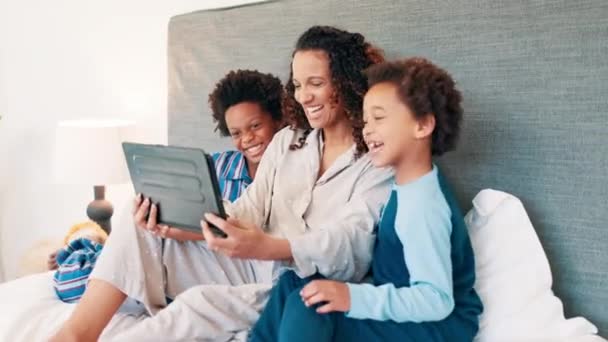 Matka Rozmowa Wideo Lub Szczęśliwe Dzieci Sypialni Tabletem Rozmawiające Połączenie — Wideo stockowe