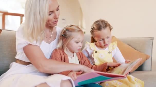 Mãe Menina Crianças Livro Sofá Para Leitura Aprendizagem Desenvolvimento Com — Vídeo de Stock