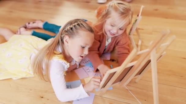 Çocuklar Kızlar Çocuk Gelişimi Karatahtada Yaratıcı Eğlence Için Evin Oturma — Stok video
