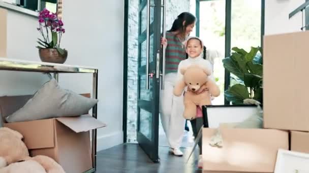Szülők Költöznek Ház Gyerekek Futnak Sétálnak Vagy Izgatottak Jelzálog Ingatlan — Stock videók