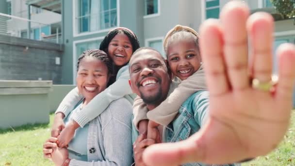 Neues Haus Selfie Und Schwarze Familie Umarmen Sich Vor Dem — Stockvideo