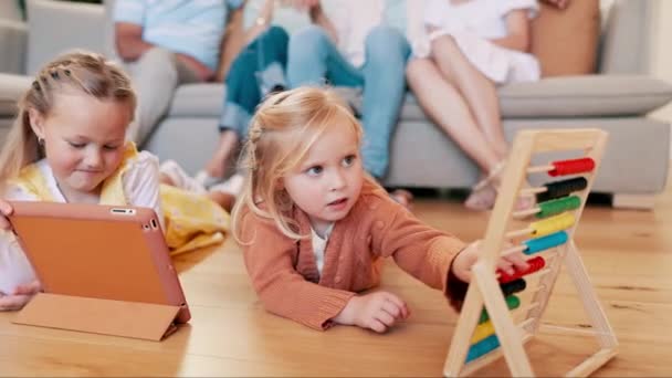 Kinderen Meisjes Spelen Met Spelletjes Woonkamer Van Het Huis Voor — Stockvideo