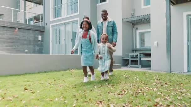 Szczęśliwa Czarna Rodzina Lub Dzieci Biegające Podwórku Piłką Gry Poza — Wideo stockowe