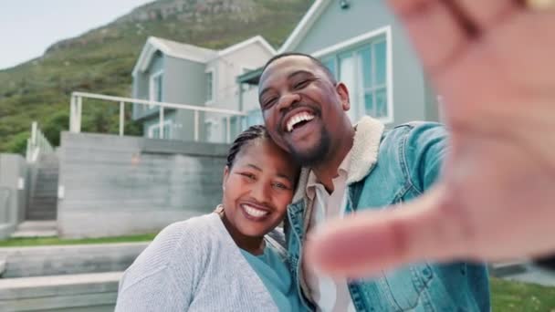 Maison Neuve Selfie Visage Couple Noir Étreindre Extérieur Propriété Investissement — Video
