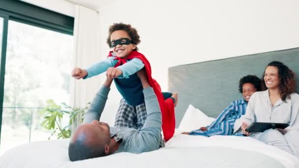 Чоловік Дитина Супергерой Або Ліжко Грають Ранкового Язку Або Костюму — стокове відео