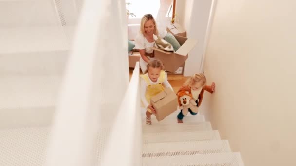 Μετακίνηση Γονείς Και Παιδιά Στις Σκάλες Νέο Σπίτι Παιχνίδια Ενθουσιασμένος — Αρχείο Βίντεο