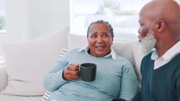 Kopi Cinta Dan Pasangan Senior Bersantai Sofa Dengan Percakapan Gosip — Stok Video