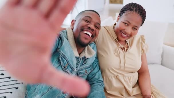 非洲夫妇 自拍和沙发在家里带着微笑 回忆和兴奋的照片在网上博客 沙发上的照片或肖像 房子或公寓里的快乐和拥抱 — 图库视频影像