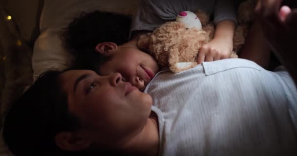 Család Ágy Anya Lánya Együtt Alszanak Esténként Hogy Pihenjenek Lefekvéskor — Stock videók