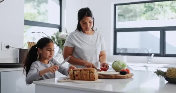 Мать Дочь Завтрак Кухне Счетчик Здоровой Пищи Связи Питания Урок — стоковое видео