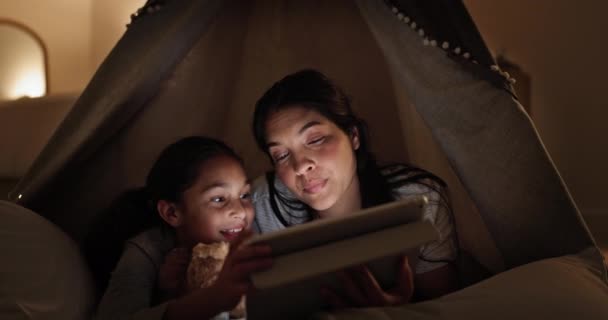 Moeder Kind Tent Met Tablet Voor Online Streaming Entertainment Bonding — Stockvideo