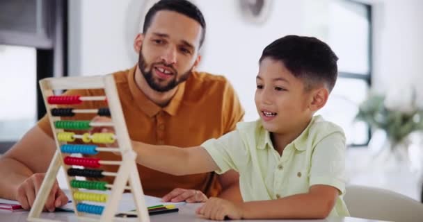 寄希望于家里的算盘 学习数字和对幼儿园儿童成长的热爱 学前教育数学中的父亲 儿子或教育玩具 在家里照料 授课或结伴 — 图库视频影像