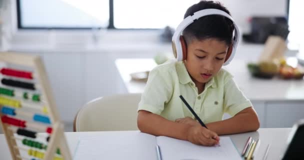 Çocuk Evde Online Eğitim Ders Matematik Için Kulaklık Tabletle Kitap — Stok video
