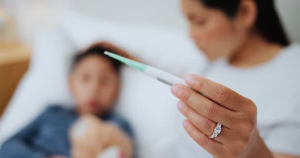 Mutter Krankes Kind Bett Mit Thermometer Für Erkältung Oder Grippe — Stockvideo