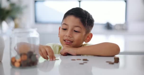 Освіта Хлопчик Заощадження Монетами Вдома Підрахунок Вивчення Грошей Розвитку Дитини — стокове відео