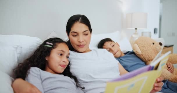 Family Storytelling Bedtime Mother Children Home Together Reading Books Bonding — Stock Video
