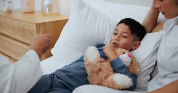 Mam Zieke Jongen Bed Met Dokter Voor Verkoudheid Griep Thuiszorg — Stockvideo