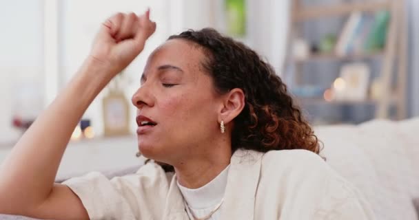 Femme Frustrée Maux Tête Stress Sur Canapé Par Erreur Épuisement — Video