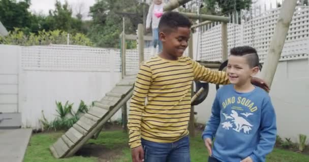 Portre Çocuklar Dışarıda Oyun Sahasındaki Mutlu Arkadaşların Baş Parmakları Kaynaşma — Stok video