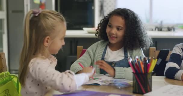Pacsi Oktatás Magániskola Lányok Ebédlőben Együtt Házi Feladat Ünneplésére Siker — Stock videók