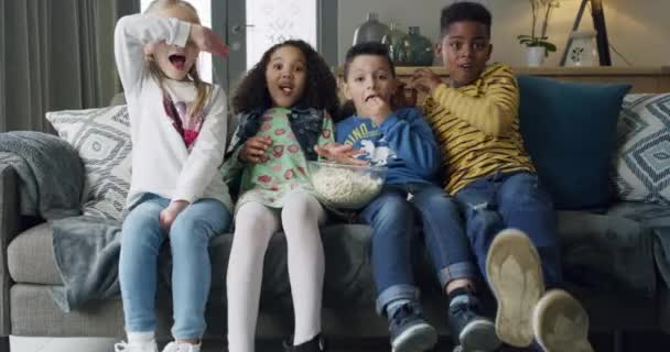 Dzieci Przestraszony Film Kanapie Popcornem Relaks Horror Oglądanie Telewizji Salonie — Wideo stockowe