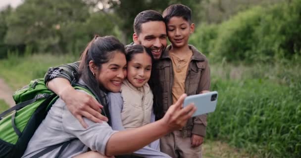 Selfie 행복한 부모는 페루의 자연에서 휴식을 숲에서 하이킹 숲에서 사랑에 — 비디오