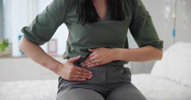 Schmerzen Periode Und Frauenhände Mit Bauchschmerzen Endometriose Oder Pcos Gesundheitsproblem — Stockvideo