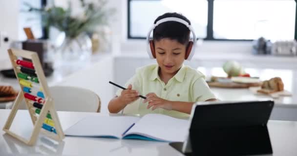 Αγόρι Σημειωματάριο Και Γράψιμο Ακουστικά Και Tablet Για Online Εκπαίδευση — Αρχείο Βίντεο