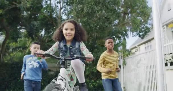 Correr Andar Bicicleta Los Niños Como Amigos Jugando Calle Del — Vídeo de stock