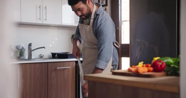 Erkek Süpürge Temizlik Mutfağı Evde Temizlik Yemek Sebzeler Erkek Aşçı — Stok video
