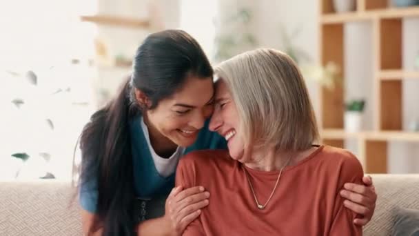 Šťastná Žena Zdravotní Sestra Objetí Péči Seniory Podpora Nebo Důvěra — Stock video